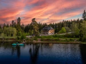 Sonnenuntergang über der Köhlerei am See