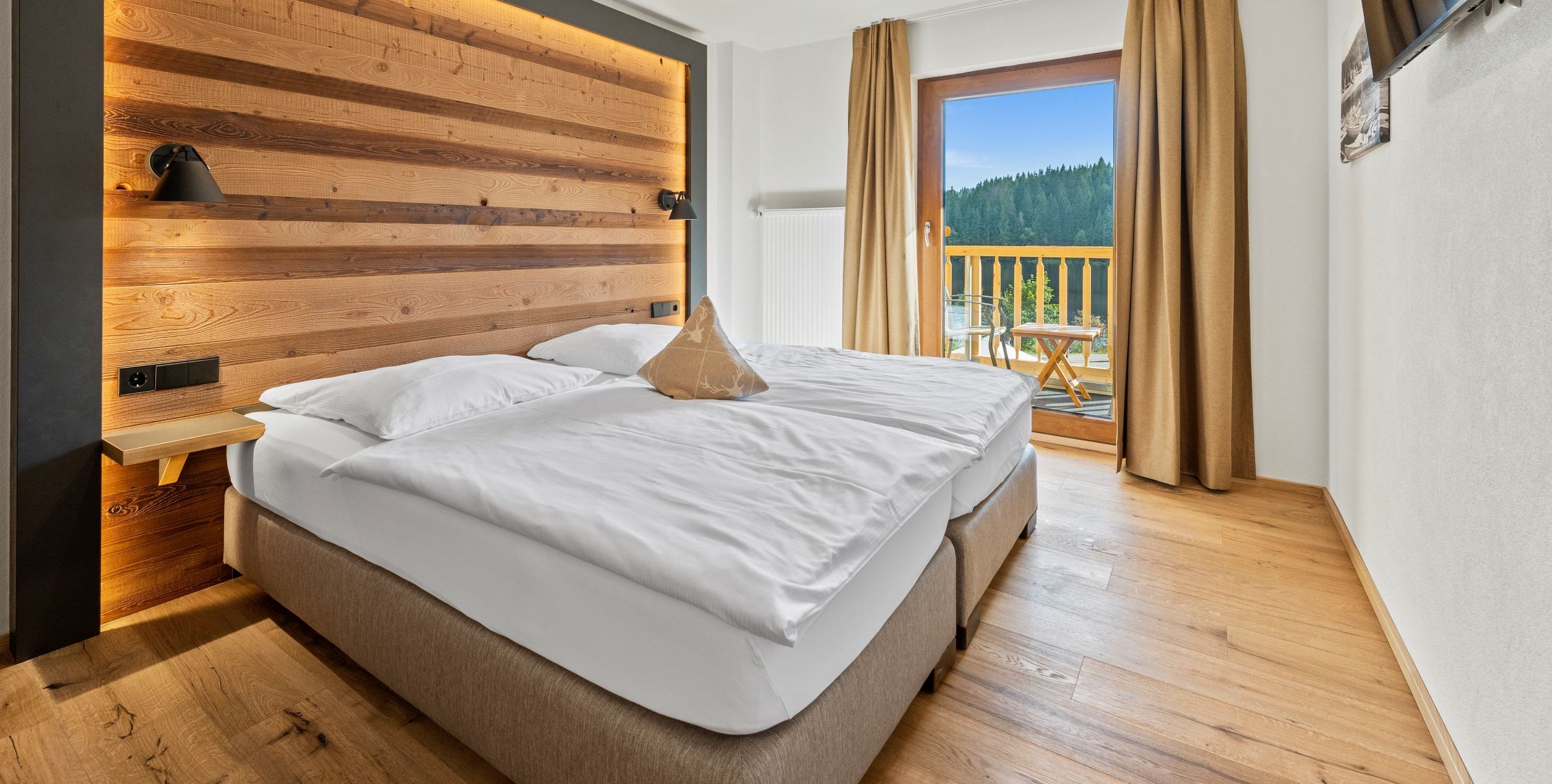 Kleines Doppelzimmer mit Doppelbett und Balkon mit Seeblick