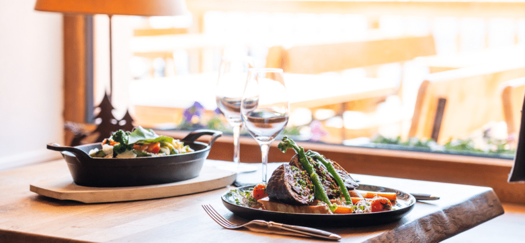 gedeckter Tisch in der Köhlerei am See im hochschwarzwald